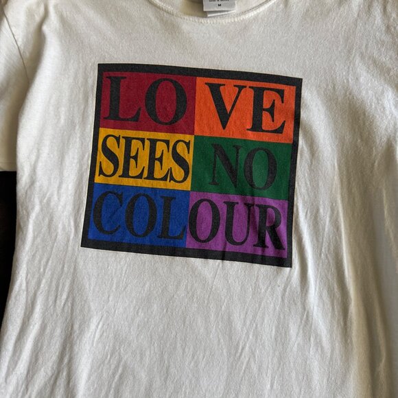 Love Sees No Colour Cross Colours T-Shirt M Unisex White Cotton - Picture 2 of 5